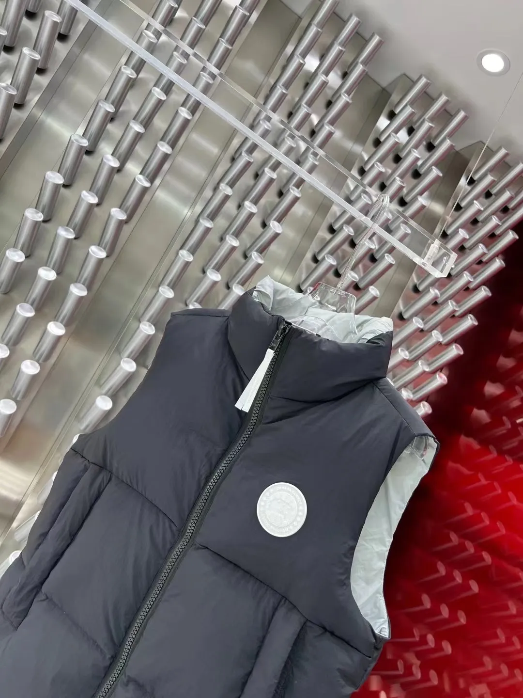 P460 Canadian brand Canada Goosex down jacket has always been recognized as the warmest down jacket. Various Instagram celebrities, Internet celebrities, and celebrities often wear it for street photos. I do Canada Goose every year, but I still can’t get rid of my love for the geese. No matter how cold the weather is, there is no need to be afraid, because there are geese! Filled with 90% white duck down, Canada Goose is the legendary warmest down jacket and is known as a must-have for Arctic outdoor sports! The most popular down jacket in the world, celebrities are rushing to buy it, it is a must-have! Same size for men and women: XS to XXL in stock😍